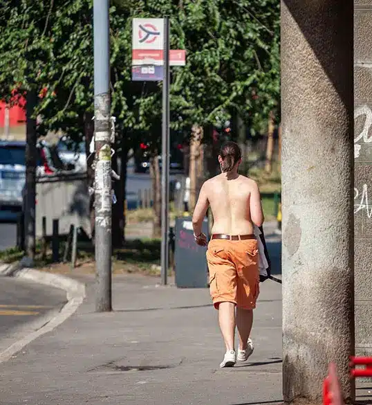 Hombre en la calle exposición indecente